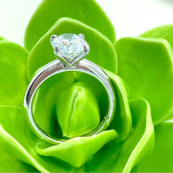 Diamonique Oval Cut Solitaire Ring Size 8 EUC - Picture 3 of 5